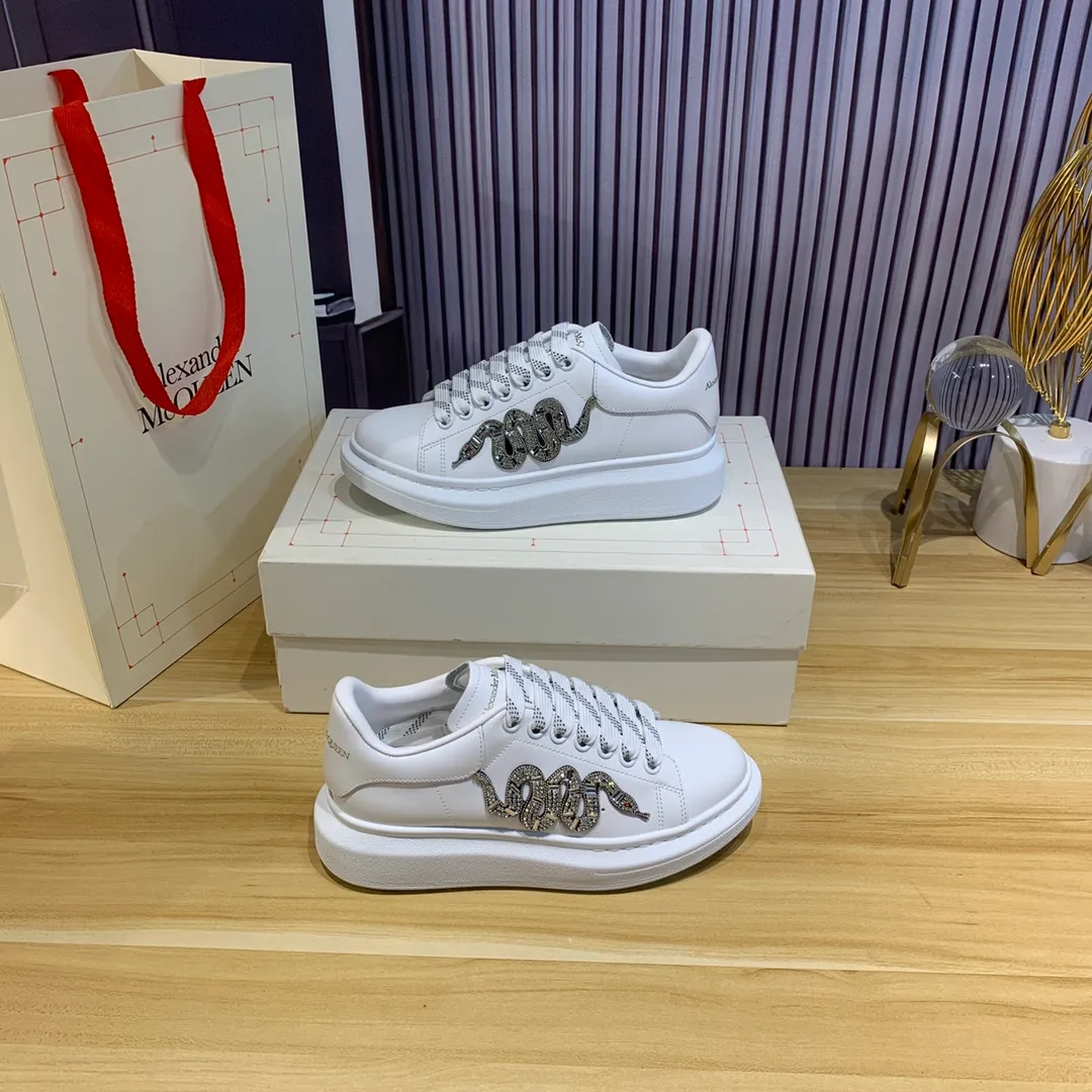 👟👟Ex-factory price 560👟👟Snake pattern professional McQueen factory. Top version. Couple model Alexander McQUEEN high version has been upgraded to the highest quality again✅.McQueen dad shoes 💪McQueen spring, summer, autumn and winter top version purchasing agent level✅ Recruiting national online and offline agents to join🤝 🏆Fabric: Original materials imported from Italy. Texture, water-resistant and non-discoloring 🏆Inner lining: ️A-grade Italian imported lining resistant to dirt, sweat-absorbent, breathable and comfortable 🏆Foot pads: top-grade imported Italian super-soft cowhide leather 🏆Outsole: PU+counter 1:1 🏆Shoe box: original white box. Plus white flip cover for double-layer protection. Cloth bag. Handbag. Certificate of 1:1 mold opening, 4-piece set. Delivered with a pair of shoelaces. 🖕🏿🖕🏿🖕🏿You can choose any pair of shoelaces in any color of our factory 🏆Code number: women’s 34-41. men’s 38-46 🏆Special remarks (women’s size 34.40.41, men’s size 38.45.46 is customized, no returns or exchanges) Win-win cooperation🤝